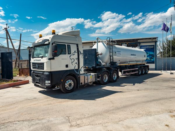 Полуприцеп - цистерна 30 м3  для перевозки соляной кислоты и химических жидкостей  на базе полуприцепа марки CSC6401GWH  и седельного тагача SITRAK-С7Н